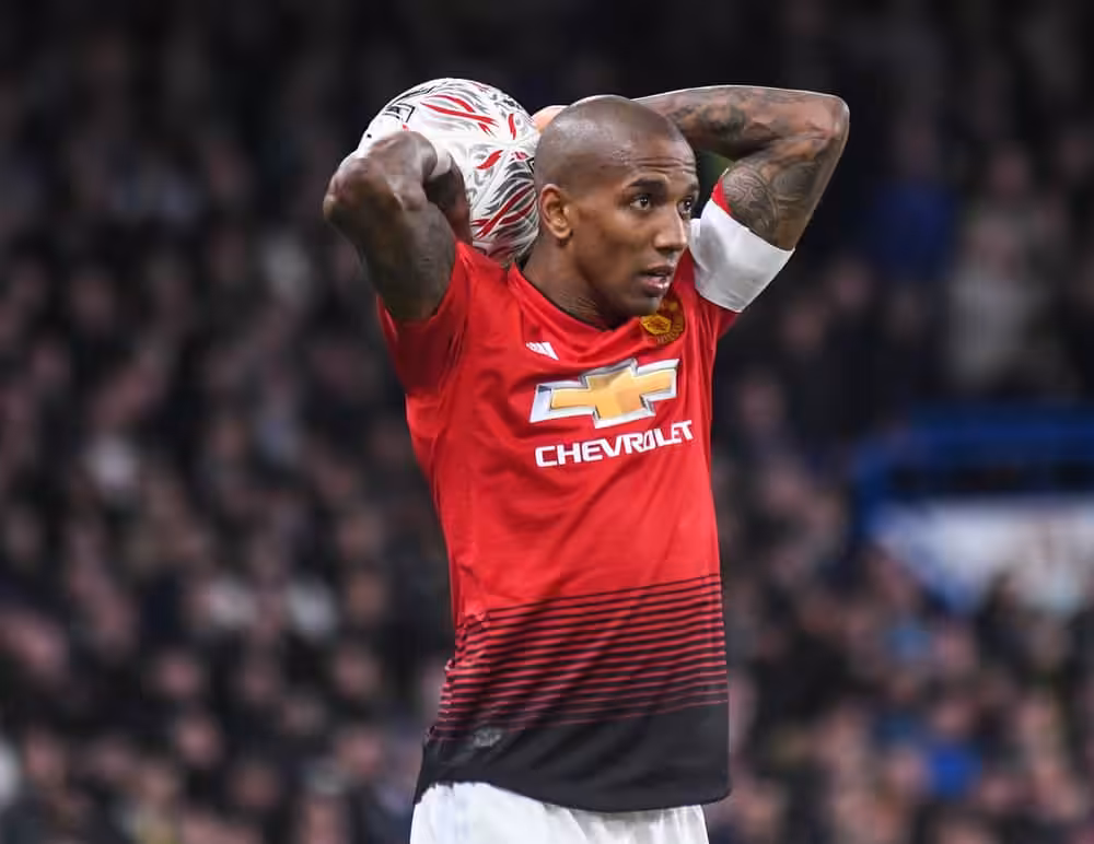 Officielt: Ashley Young er færdig i Aston Villa